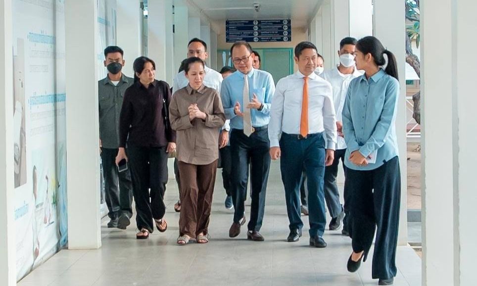 លោកជំទាវបណ្ឌិត ពេជ ចន្ទមុន្នី ហ៊ុនម៉ាណែត បានអញ្ជើញមកសួរសុខទក្ខយោធិន ដែលកំពុងសម្រាកព្យាបាលជំងឺនៅមន្ទីរពេទ្យកាល់ម៉ែត្រ